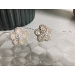 Boucles d'oreilles clous, Fleur de nacre