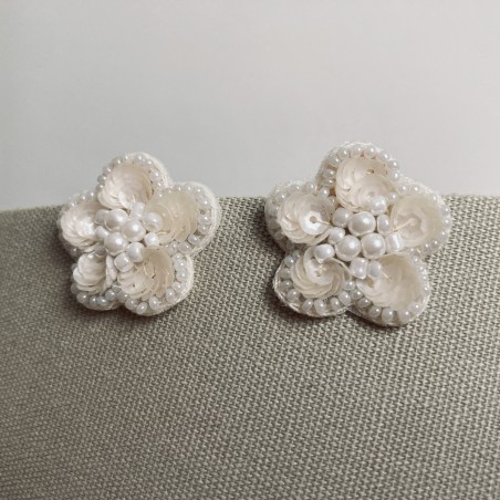 Boucles d'oreilles clous, Fleur de nacre